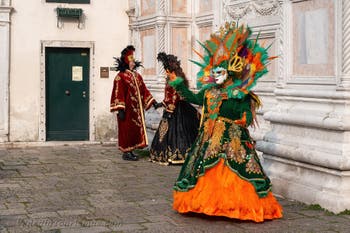 Die Kostümierten des venezianischen Karnevals vor der Kirche San Zaccaria.