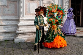 Die Kostümierten des venezianischen Karnevals vor der Kirche San Zaccaria.