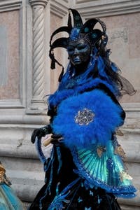 Die Kostümierten des venezianischen Karnevals vor der Kirche San Zaccaria.