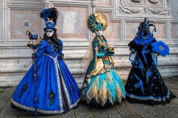 Die Kostümierten des venezianischen Karnevals vor der Kirche San Zaccaria.