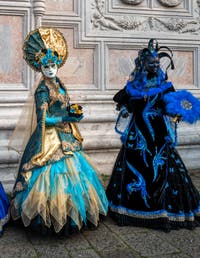 Die Kostümierten des venezianischen Karnevals vor der Kirche San Zaccaria.