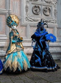 Die Kostümierten des venezianischen Karnevals vor der Kirche San Zaccaria.