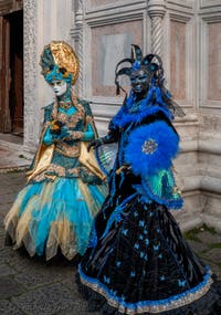 Die Kostümierten des venezianischen Karnevals vor der Kirche San Zaccaria.