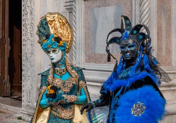 Die Kostümierten des venezianischen Karnevals vor der Kirche San Zaccaria.