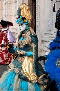 Die Kostümierten des venezianischen Karnevals vor der Kirche San Zaccaria.