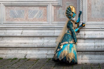 Die Kostümierten des venezianischen Karnevals vor der Kirche San Zaccaria.