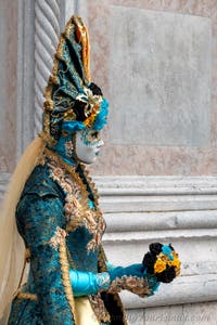 Die Kostümierten des venezianischen Karnevals vor der Kirche San Zaccaria.