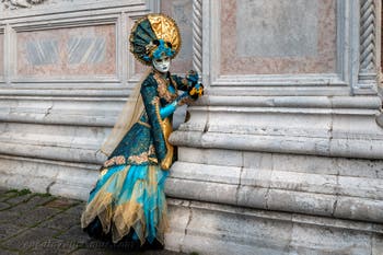 Die Kostümierten des venezianischen Karnevals vor der Kirche San Zaccaria.