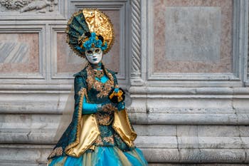 Die Kostümierten des venezianischen Karnevals vor der Kirche San Zaccaria.