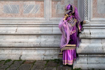 Die Kostümierten des venezianischen Karnevals vor der Kirche San Zaccaria.