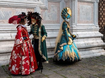 Die Kostümierten des venezianischen Karnevals vor der Kirche San Zaccaria.