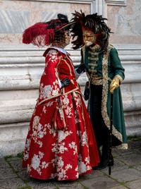 Die Kostümierten des venezianischen Karnevals vor der Kirche San Zaccaria.