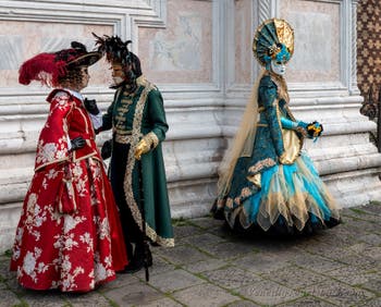 Die Kostümierten des venezianischen Karnevals vor der Kirche San Zaccaria.