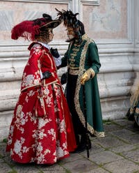 Die Kostümierten des venezianischen Karnevals vor der Kirche San Zaccaria.