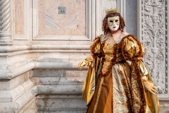 Die Kostümierten des venezianischen Karnevals vor der Kirche San Zaccaria.