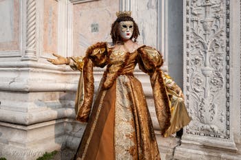 Die Kostümierten des venezianischen Karnevals vor der Kirche San Zaccaria.