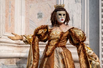 Die Kostümierten des venezianischen Karnevals vor der Kirche San Zaccaria.