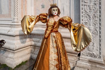 Die Kostümierten des venezianischen Karnevals vor der Kirche San Zaccaria.