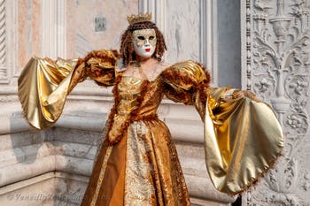 Die Kostümierten des venezianischen Karnevals vor der Kirche San Zaccaria.