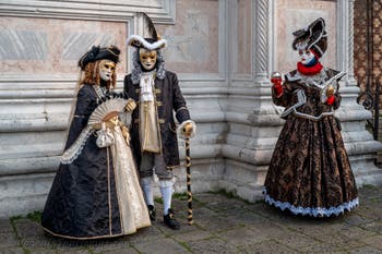 Die Kostümierten des venezianischen Karnevals vor der Kirche San Zaccaria.