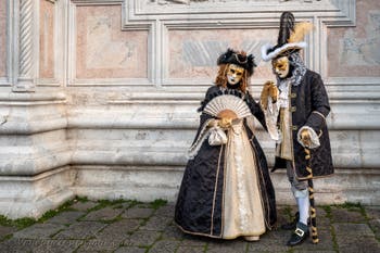 Die Kostümierten des venezianischen Karnevals vor der Kirche San Zaccaria.