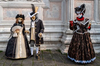 Die Kostümierten des venezianischen Karnevals vor der Kirche San Zaccaria.