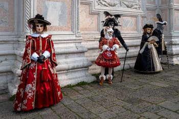 Die Kostümierten des venezianischen Karnevals vor der Kirche San Zaccaria.