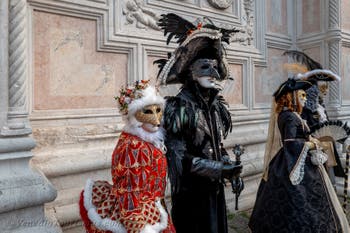 Die Kostümierten des venezianischen Karnevals vor der Kirche San Zaccaria.