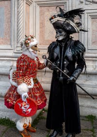 Die Kostümierten des venezianischen Karnevals vor der Kirche San Zaccaria.