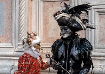 Die Kostümierten des venezianischen Karnevals vor der Kirche San Zaccaria.