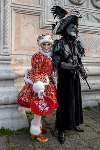 Die Kostümierten des venezianischen Karnevals vor der Kirche San Zaccaria.