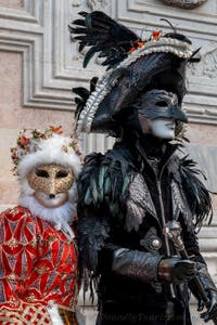 Die Kostümierten des venezianischen Karnevals vor der Kirche San Zaccaria.