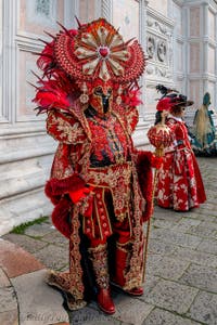 Die Kostümierten des venezianischen Karnevals vor der Kirche San Zaccaria.