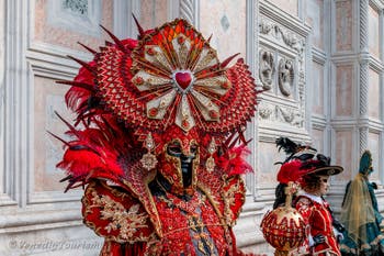 Die Kostümierten des venezianischen Karnevals vor der Kirche San Zaccaria.