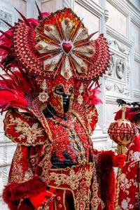 Die Kostümierten des venezianischen Karnevals vor der Kirche San Zaccaria.