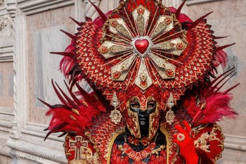 Die Kostümierten des Karnevals in Venedig vor der Kirche San Zaccaria.