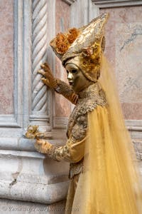 Die Kostümierten des venezianischen Karnevals vor der Kirche San Zaccaria.