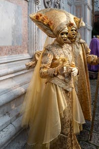 Die Kostümierten des venezianischen Karnevals vor der Kirche San Zaccaria.