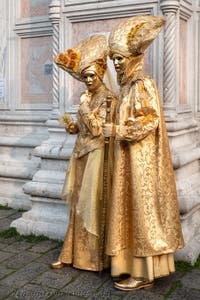 Die Kostümierten des venezianischen Karnevals vor der Kirche San Zaccaria.