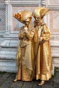 Die Kostümierten des venezianischen Karnevals vor der Kirche San Zaccaria.