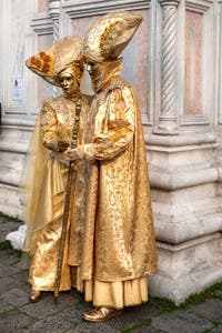 Die Kostümierten des venezianischen Karnevals vor der Kirche San Zaccaria.