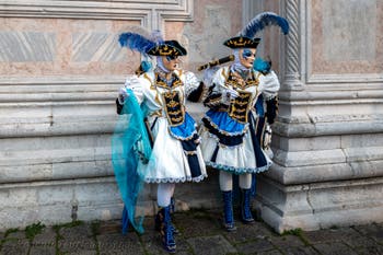 Die Kostümierten des venezianischen Karnevals vor der Kirche San Zaccaria.