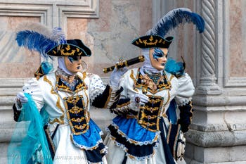 Die Kostümierten des venezianischen Karnevals vor der Kirche San Zaccaria.