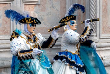 Die Kostümierten des Karnevals in Venedig vor der Kirche San Zaccaria.