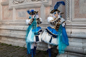 Die Kostümierten des venezianischen Karnevals vor der Kirche San Zaccaria.