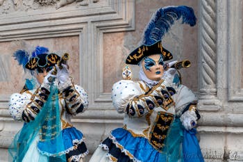 Die Kostümierten des venezianischen Karnevals vor der Kirche San Zaccaria.