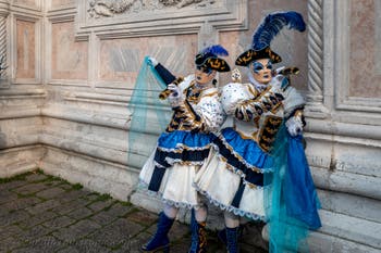 Die Kostümierten des venezianischen Karnevals vor der Kirche San Zaccaria.