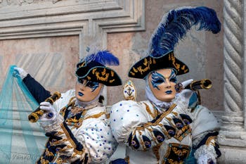 Die Kostümierten des venezianischen Karnevals vor der Kirche San Zaccaria.