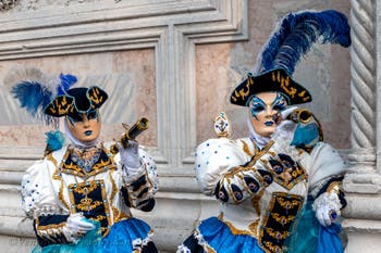 Die Kostümierten des venezianischen Karnevals vor der Kirche San Zaccaria.