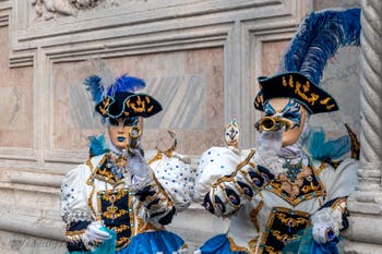 Die Kostümierten des venezianischen Karnevals vor der Kirche San Zaccaria.